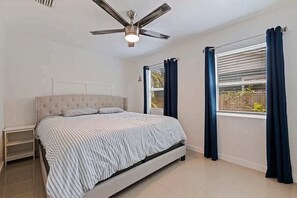 Hus, flere senger, terrasse, hageutsikt (4801 14th Ave S) | 3 soverom, individuelt dekorert, individuelt innredet og sengetøy