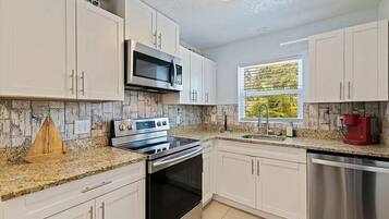 Hus, flere senger, terrasse, hageutsikt (4801 14th Ave S) | Eget kjøkken