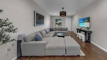 House, Multiple Beds, Patio, Garden View (3114 E 21st Ave) | Living area