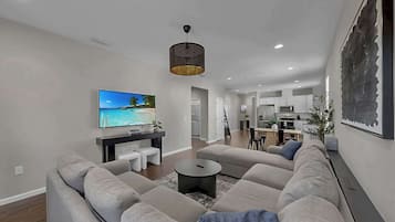 House, Multiple Beds, Patio, Garden View (3114 E 21st Ave) | Living area