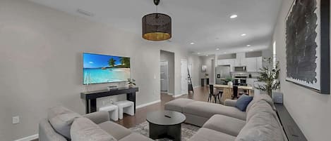 House, Multiple Beds, Patio, Garden View (3114 E 21st Ave) | Living area