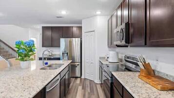 House, Multiple Beds, Patio, Garden View (14282 Coronado Dr) | Private kitchen