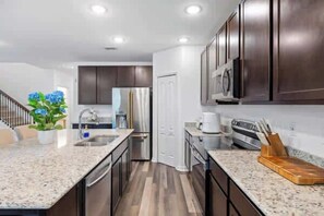 Casa, varias camas, patio, vistas al jardín (14282 Coronado Dr) | Cocina privada