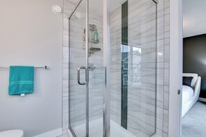 Hair dryer, towels, soap, toilet paper - Luxury Townhouse, Garage, Close to WEM (Edmonton)