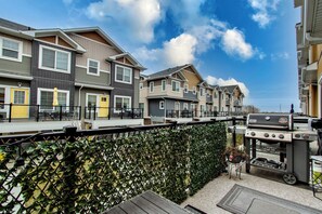Property grounds - Luxury Townhouse, Garage, Close to WEM (Edmonton)