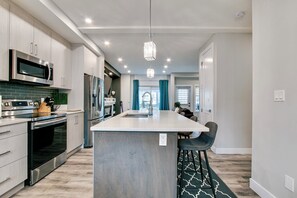 Microondas, horno, parrilla de estufa y lavavajillas 