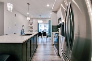 Microonde, forno, piano cottura, lavastoviglie