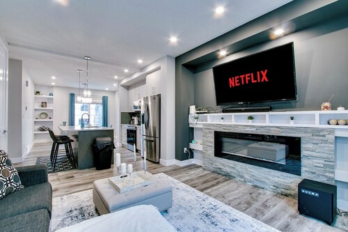 Luxury Townhouse, Garage, Close to WEM