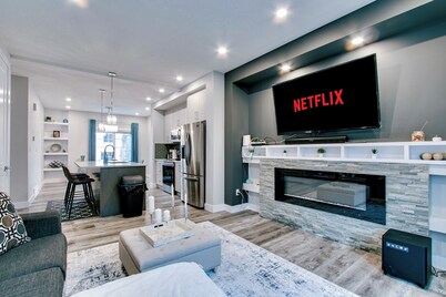 Luxury Townhouse, Garage, Close to WEM