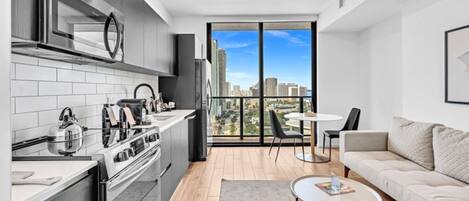 Kühlschrank, Mikrowelle, Ofen, Herdplatte