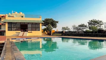 Kolam renang terbuka