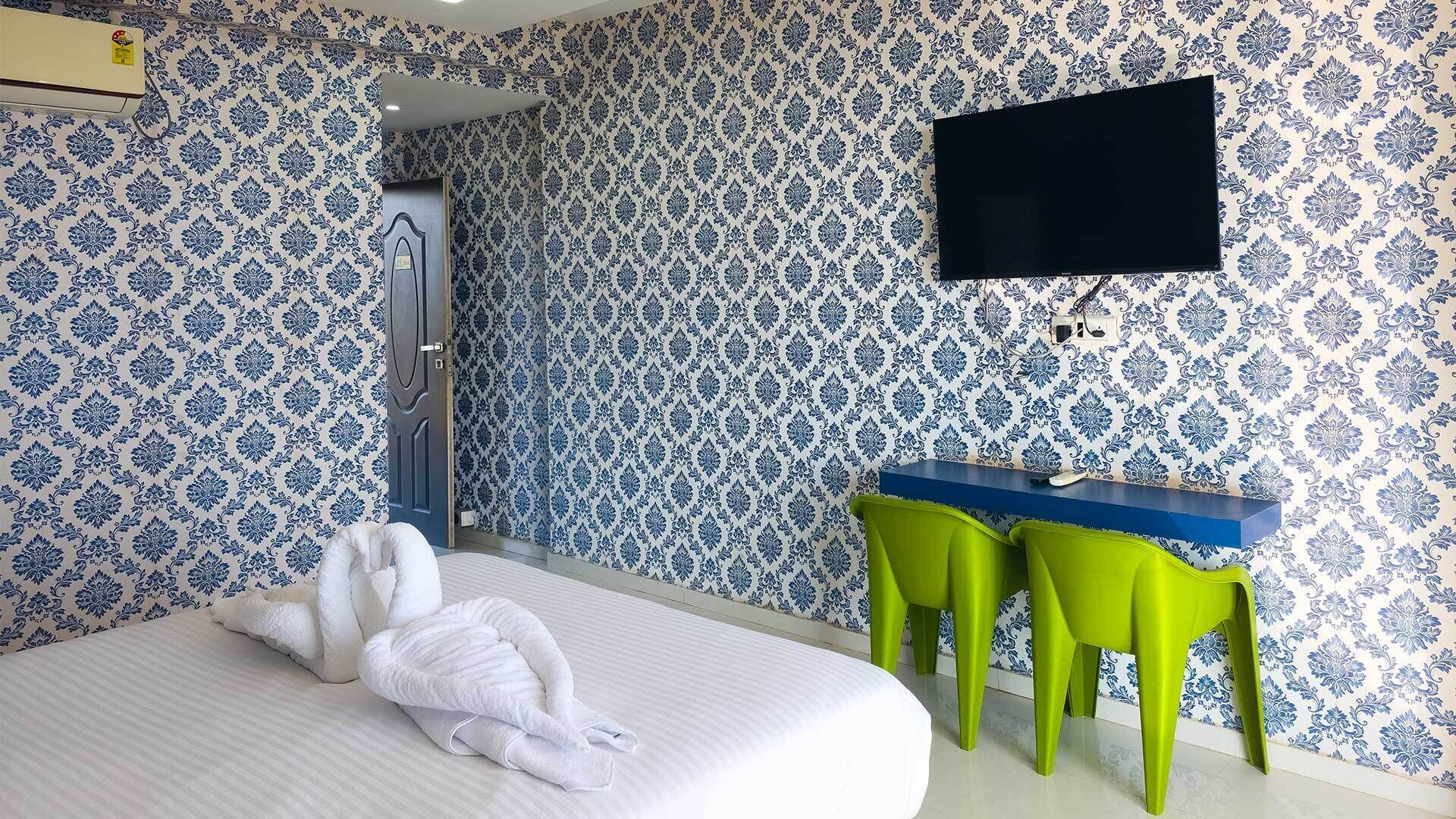 Quarto luxo, vista para o resort | Escrivaninha, espaço de trabalho para notebook