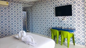 Desk, laptop workspace, iron/ironing board, free WiFi - Wilson Valley Resort (Dharampur)