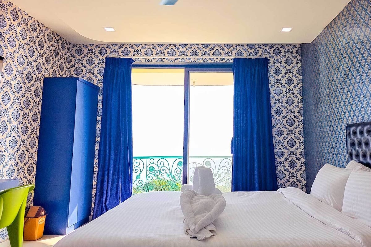 Habitación Deluxe, vista al resort | Escritorio y espacio para trabajar con laptop