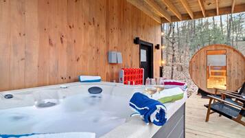 Outdoor spa tub