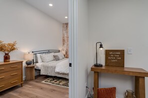 Iron/ironing board, WiFi, bed sheets - The Guten Tag Loft (New Ulm)