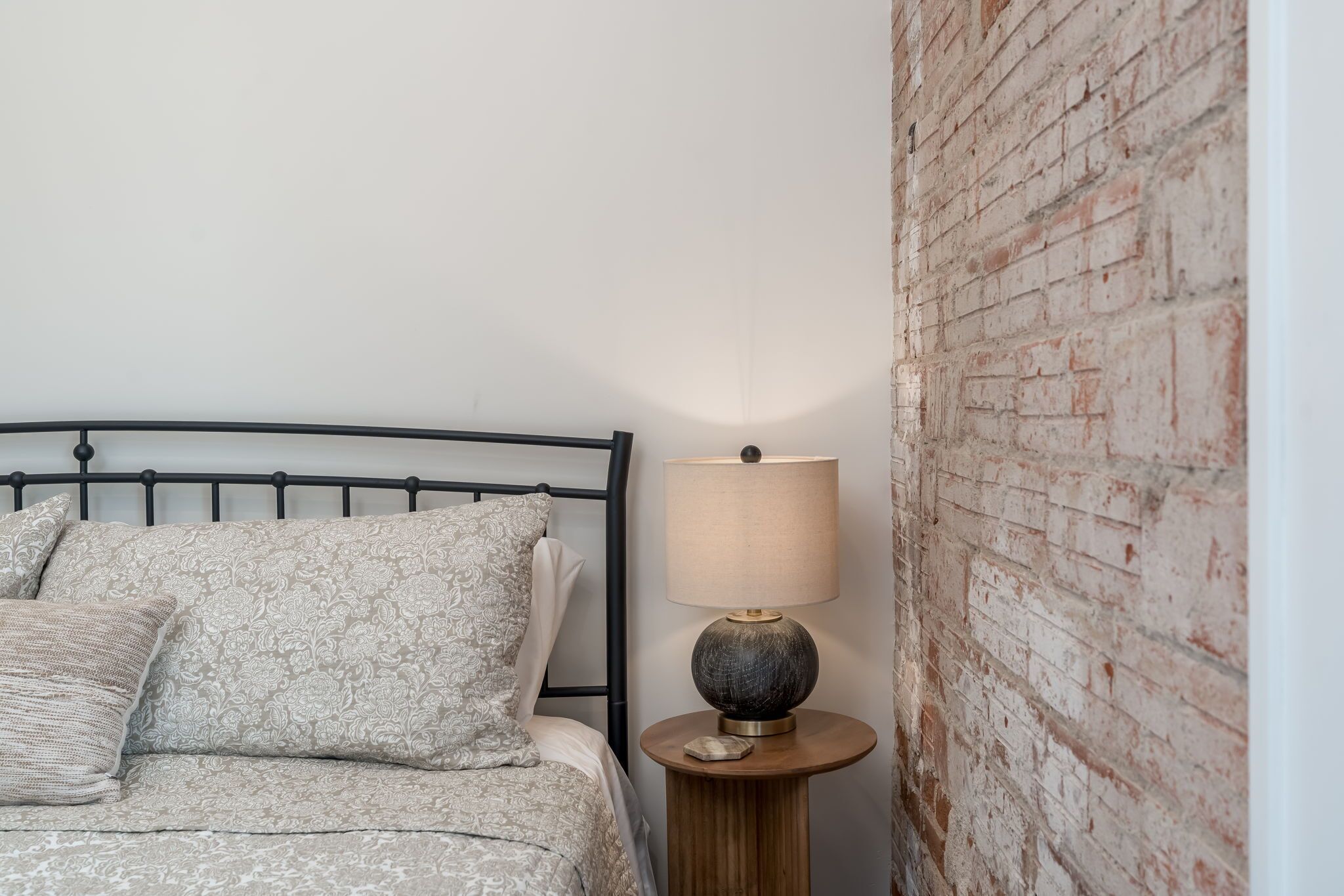 Tabla de planchar con plancha, wifi y ropa de cama 