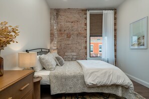 Iron/ironing board, WiFi, bed sheets - The Guten Tag Loft (New Ulm)