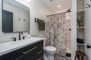 Shower, hair dryer, towels, soap - The Guten Tag Loft (New Ulm)