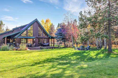 McCall A-Frame on Golf Course, 5 Minutes from Town + Huge Yard, Hot Tub & 7 Beds