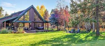 McCall A-Frame on Golf Course, 5 Minutes from Town + Huge Yard, Hot Tub & 7 Beds
