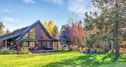 McCall A-Frame on Golf Course, 5 Minutes from Town + Huge Yard, Hot Tub & 7 Beds