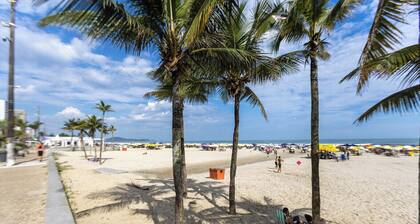 Apto com Ar e 2 Dorm na Vila Mirim Perto da Praia