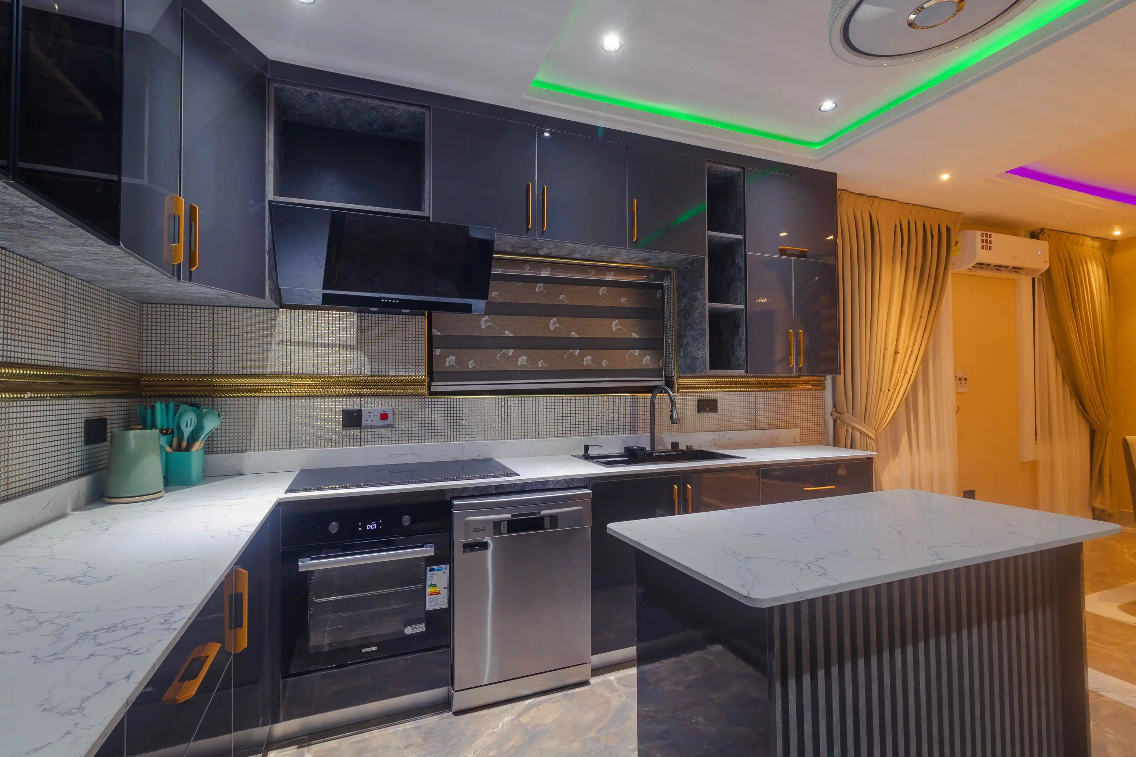Luxury Penthouse, City View | Private kitchen | Mini-fridge, microwave, oven, stovetop