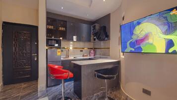Deluxe Studio Suite | In-room dining