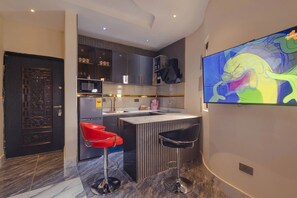 Deluxe Studio Suite | In-room dining - Quads Villa (Accra)