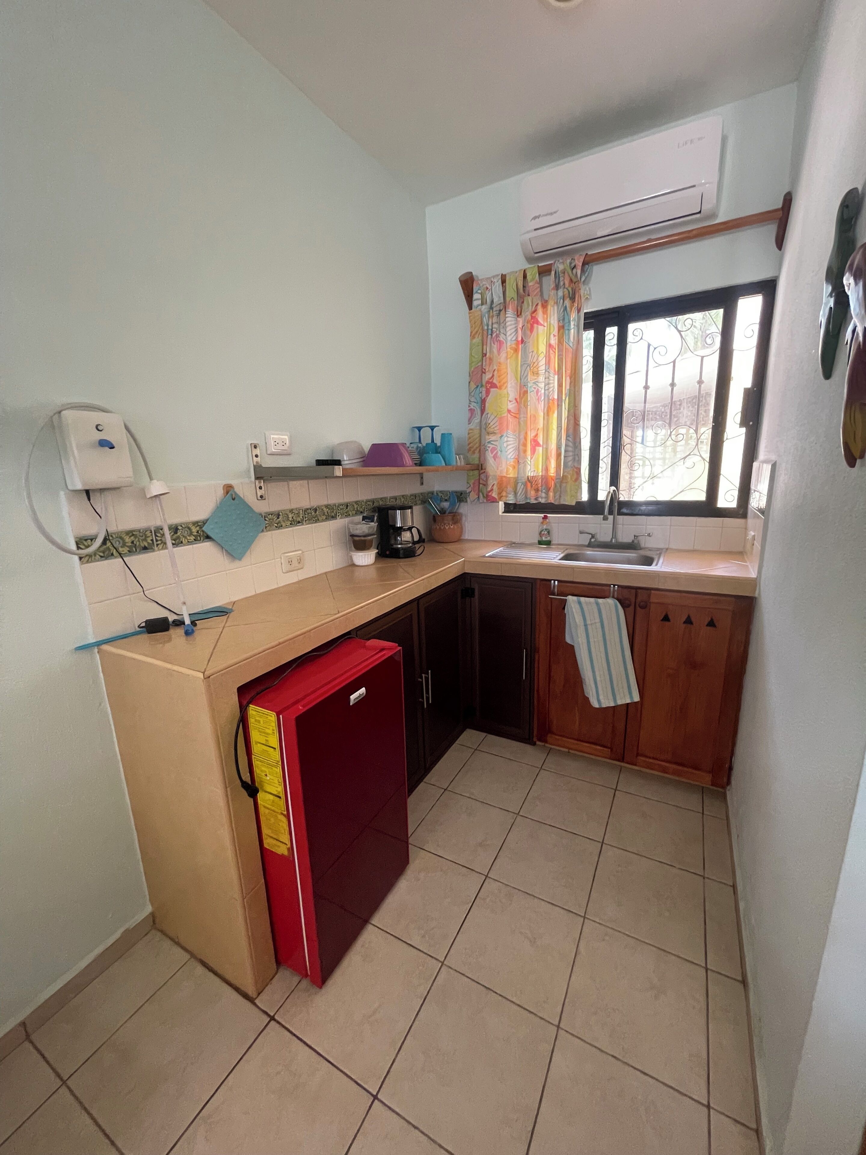 Réfrigérateur, micro-ondes, cafetière/bouilloire, grille-pain