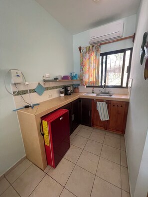 Réfrigérateur, micro-ondes, cafetière/bouilloire, grille-pain