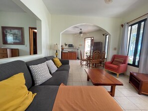 Living area - Spacious 1-bedroom apartment with AC in charming Celestún (Celestún)