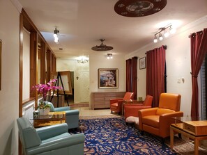 Interior - Spacious 5-bedroom 4-bathroom house in North Dallas near LBJ Freeway. (Dallas)
