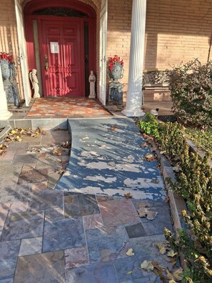 Exterior detail - Spacious 5-bedroom 4-bathroom house in North Dallas near LBJ Freeway. (Dallas)