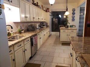 Private kitchen - Spacious 5-bedroom 4-bathroom house in North Dallas near LBJ Freeway. (Dallas)