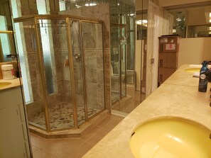 Shower, hair dryer, bidet, towels - Spacious 5-bedroom 4-bathroom house in North Dallas near LBJ Freeway. (Dallas)