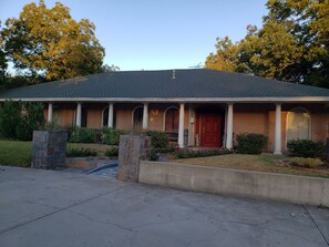 Exterior - Spacious 5-bedroom 4-bathroom house in North Dallas near LBJ Freeway. (Dallas)