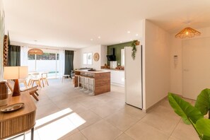 Fridge, microwave, oven, stovetop - Duo Villas – 6BR, 2 Pools, Beach 500 m (Sérignan)