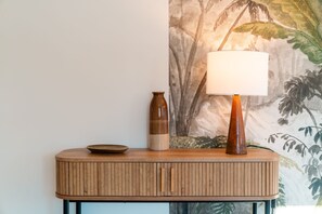 A wooden console table with a vase and a lamp. - Duo Villas – 6BR, 2 Pools, Beach 500 m (Sérignan)