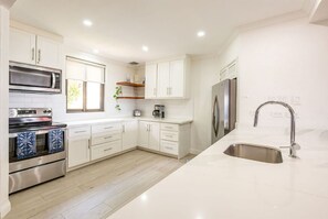 Condo, balcón, vista al océano | Cocina privada