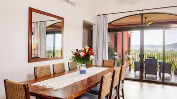 Condo, ban công, quang cảnh biển | Phòng ăn