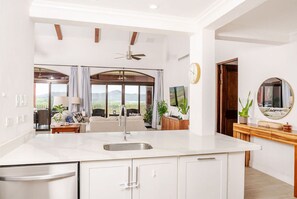 Condo, balcón, vista al océano | Cocina privada