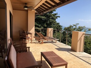 Outdoor dining - Custom Hillside Villa overlooking the Pacific surrounded by wildlife (Veracruz)