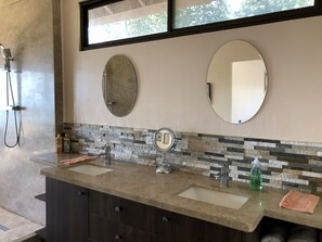 Douche, sèche-cheveux, serviettes fournies, savon