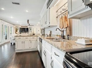 Private kitchen - River Getaway in Fairhope (Fairhope)