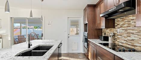 Refrigerador, microondas, horno y parrilla de estufa