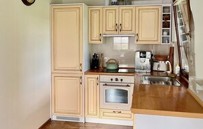 Fridge, oven, stovetop, dishwasher - Nice home in Prokowo with sauna (Prokowo)