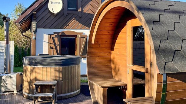 A wooden cabin with a hot tub and a sauna. - Amazing home in Prokowo with sauna (Prokowo)