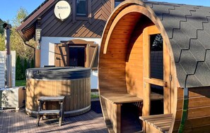 Una cabaña de madera con jacuzzi y sauna.